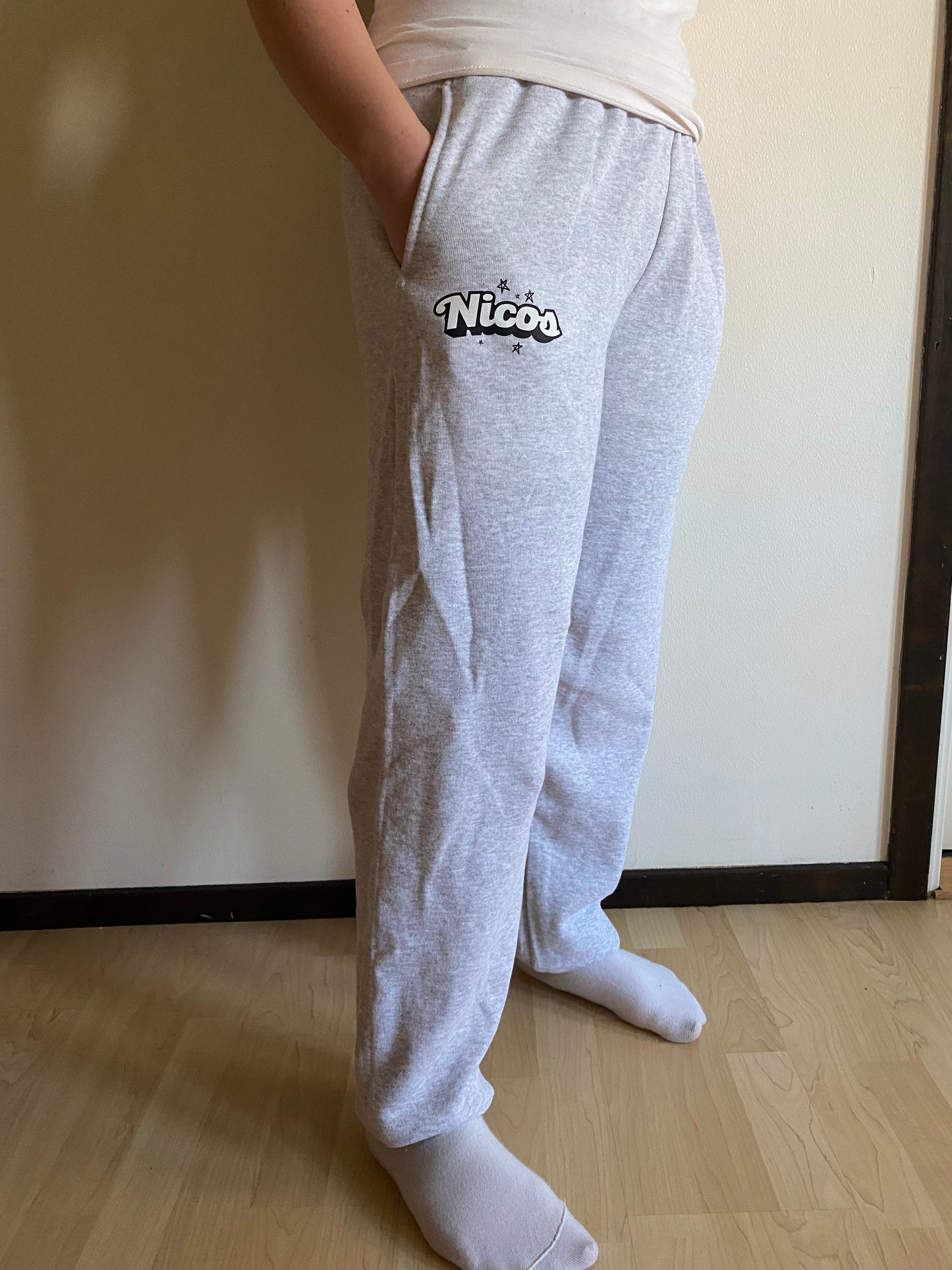 Grå